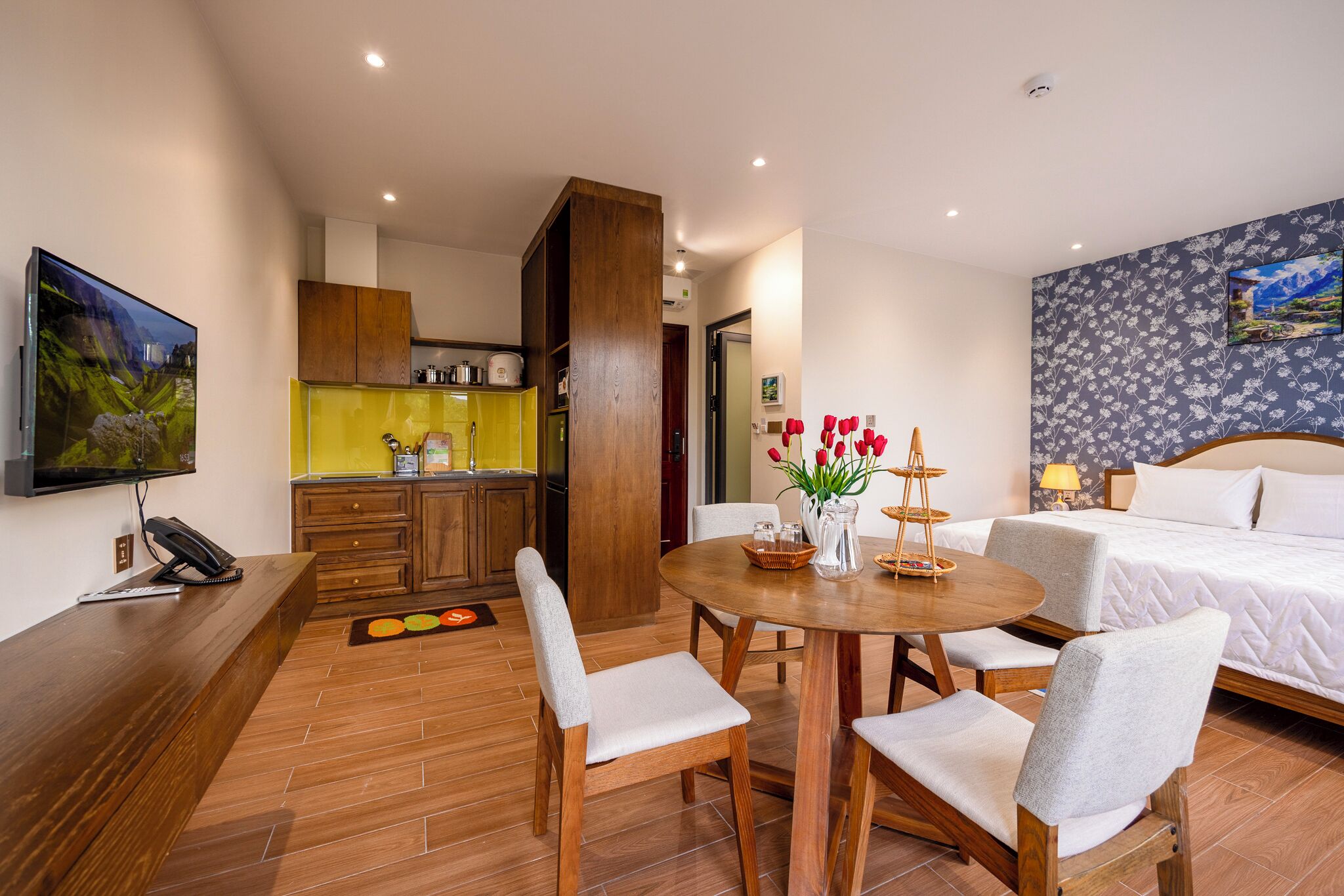 Premier Room, 1 Bedroom, Kitchen, Courtyard View | Soundproofing, free WiFi, bed sheets