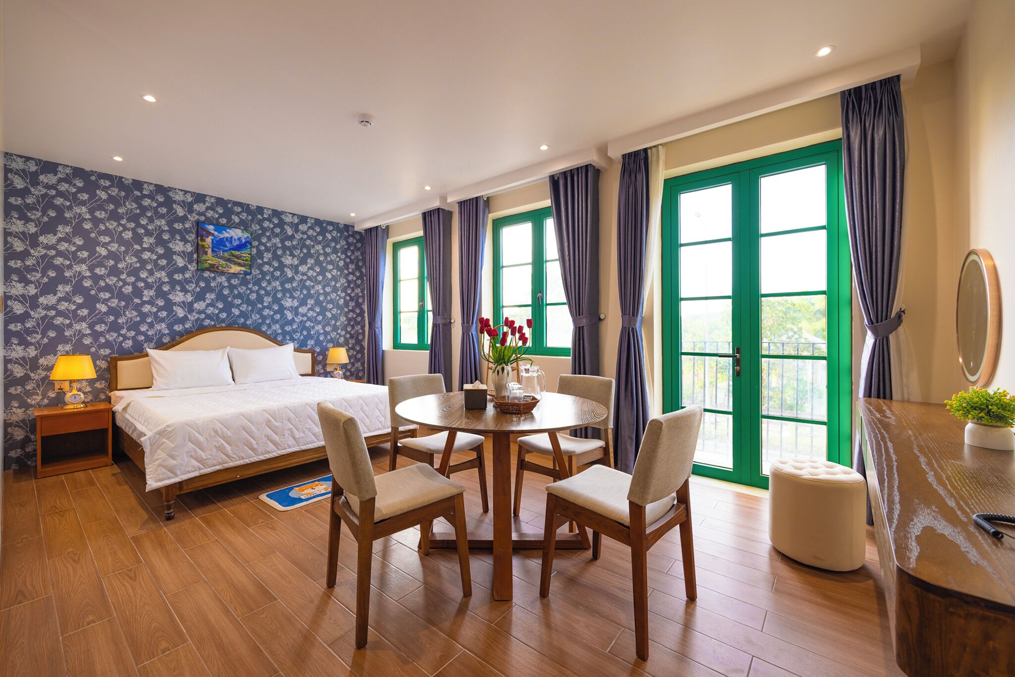 Premier Room, 1 Bedroom, Kitchen, Courtyard View | Desk, laptop workspace, soundproofing, free WiFi