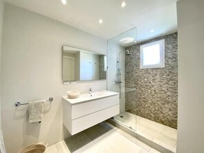 Shower, hair dryer, bidet, towels - Excellent 3-bedroom condo with AC in adorable Dominicus (Dominicus)