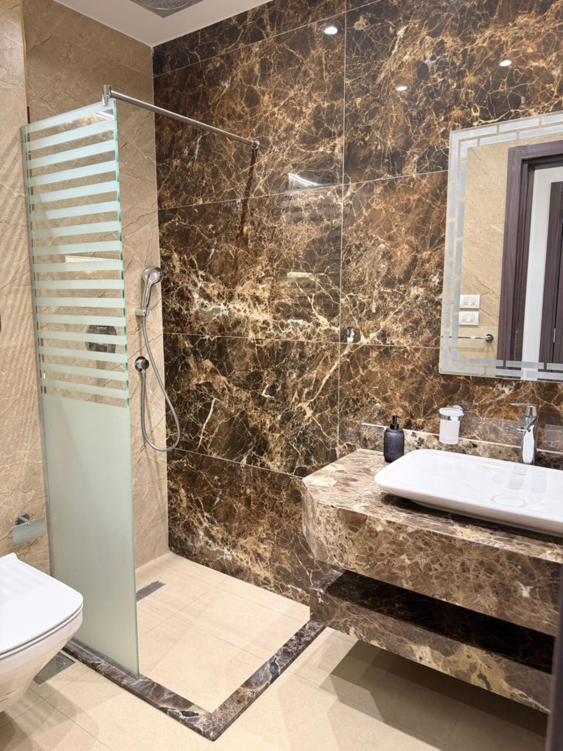 Toallas, jabón, shampoo, papel higiénico