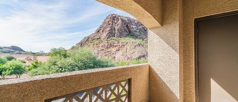 Modern 2BR Tempe Retreat | Pool in Prime Location | Terrace/patio