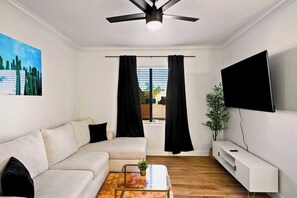 Apartamento | Área de estar | Smart TV 65 polegadas com canais a cabo