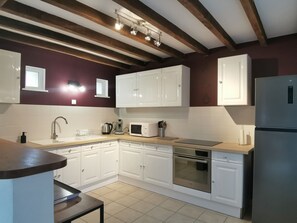 Fridge, microwave, oven, stovetop - "Les Colverts" country gite (Châtres-sur-Cher)