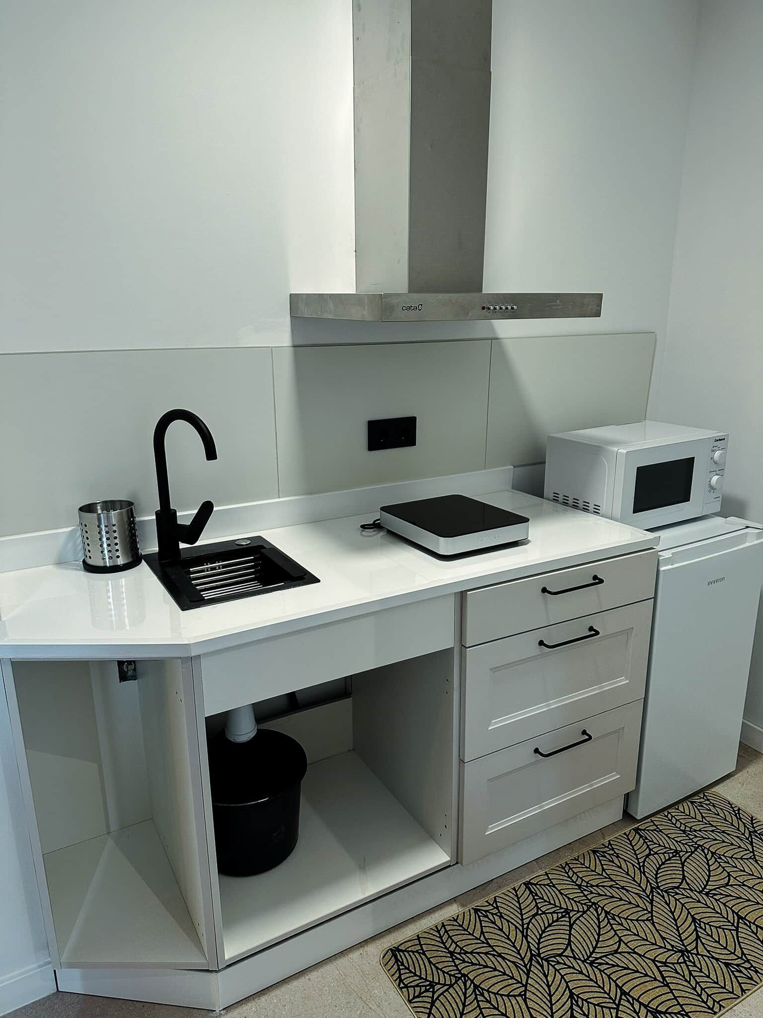 Een koelkast, een microgolfoven, een kookplaat