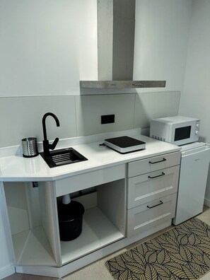 Een koelkast, een microgolfoven, een kookplaat