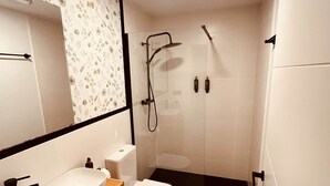 A modern bathroom with a freestanding sink, toilet, and shower. - Kirana Rural Apartment in Urdaibai (Bermeo)