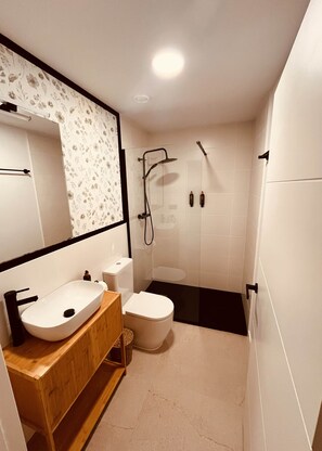 Een douche, een haardroger, handdoeken, zeep