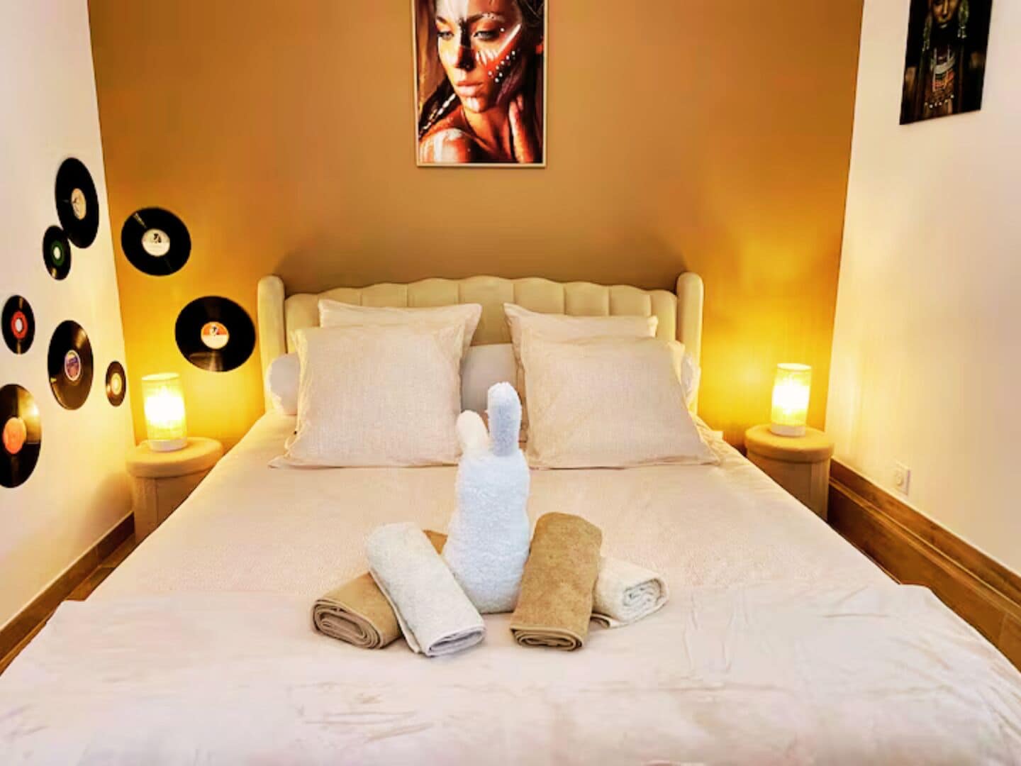 Een bureau, een strijkplank/strijkijzer, wifi, beddengoed