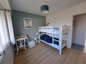 A child's bedroom with bunk beds, a desk, and a chair. - Family home within walking distance of the beach! (Sarzeau)