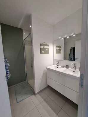 Shower, hair dryer, soap, toilet paper - Family home within walking distance of the beach! (Sarzeau)