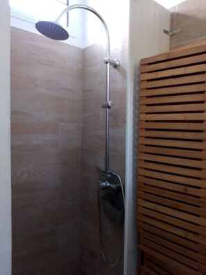 Douche, sèche-cheveux, serviettes fournies, savon