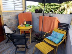 Outdoor dining - 25M2 all comfort, terrace, quiet 300 m from lagoon and town center (Sainte-Anne)