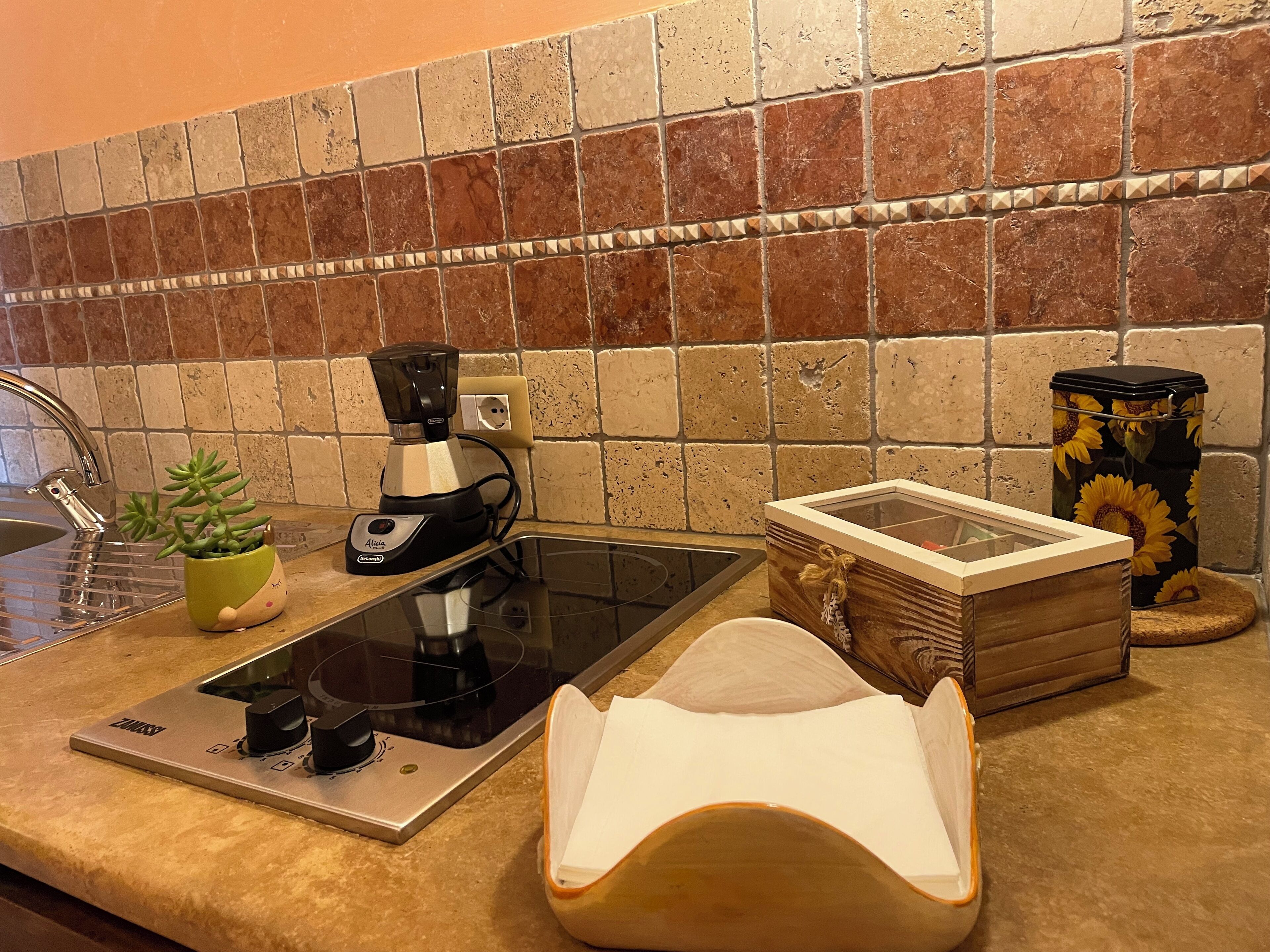 Coffee/tea maker, cookware/dishes/utensils