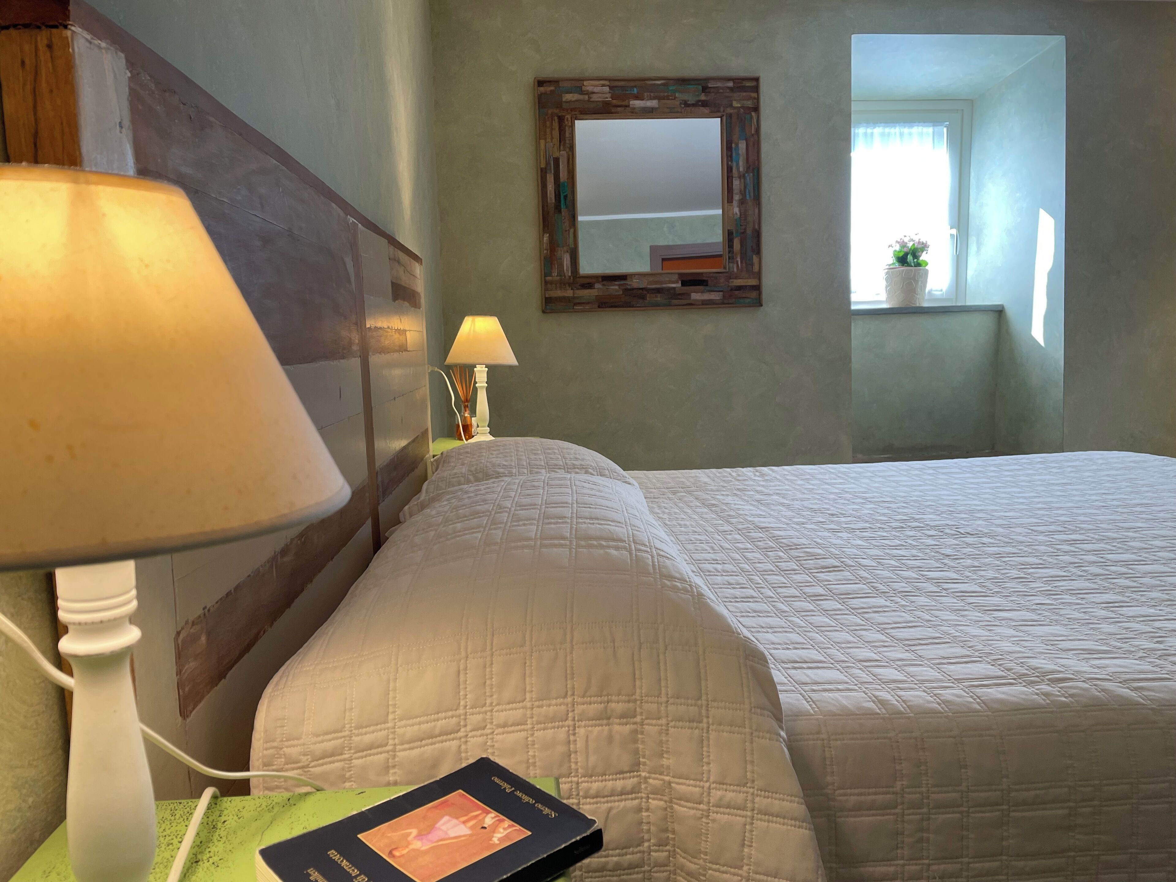 Travel crib, free WiFi, bed sheets