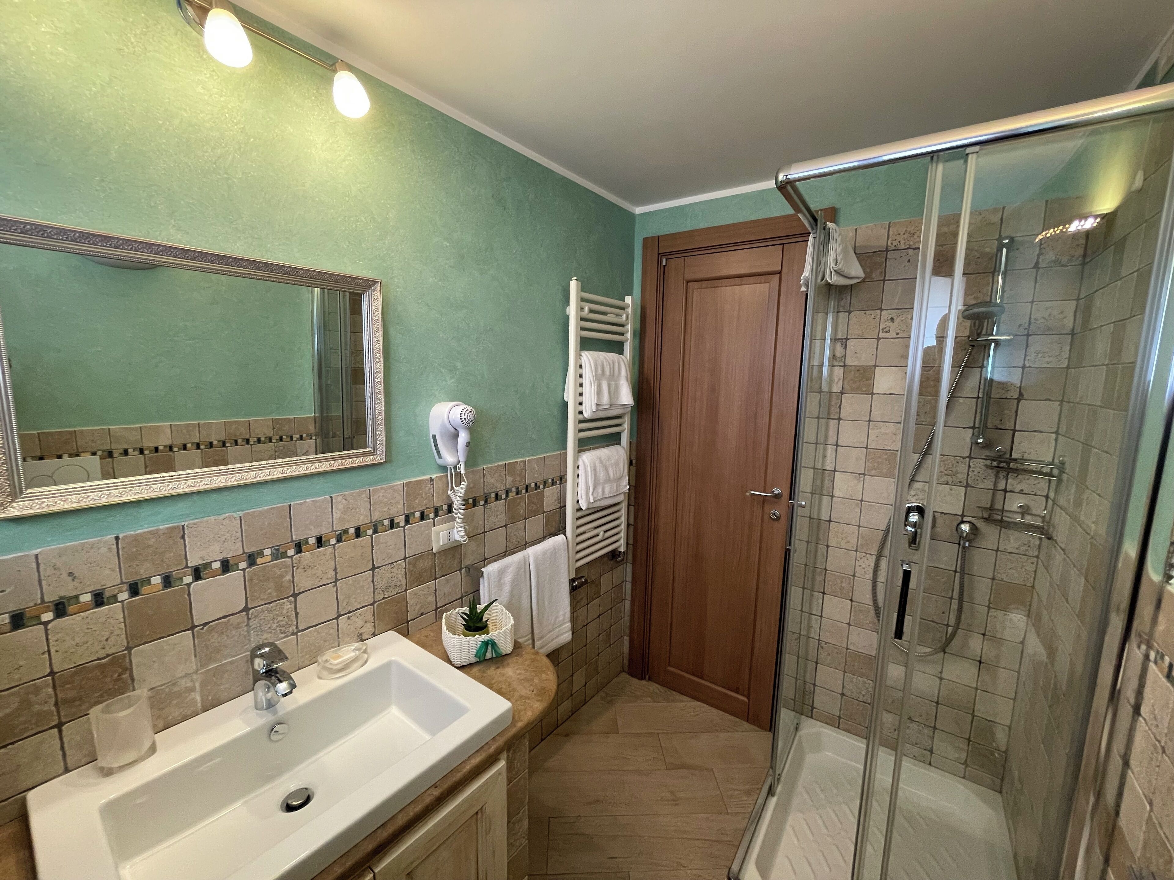 Douche, sèche-cheveux, bidet, serviettes fournies