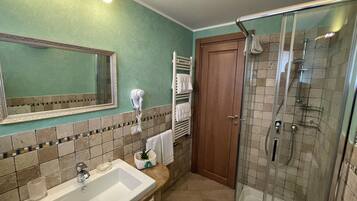 Douche, sĂšche-cheveux, bidet, serviettes fournies