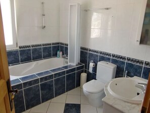 Secador de cabelo, toalhas de banho, sabonete, papel higiênico