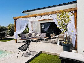 Outdoor dining - Modern single-storey villa with swimming pool - 300m from the sea and shops (Agde)