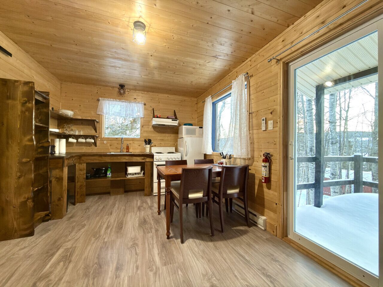 Mikrovågsugn, ugn, spishäll och kaffe- och tebryggare