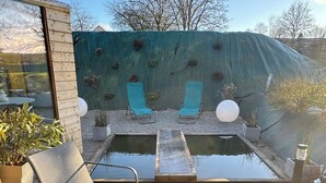 A wooden deck with two lounge chairs and a small round table. - Unusual gîte with spa & sauna - 15 min from Mont-St-Michel ✨ the starry sky✨ (Juilley)