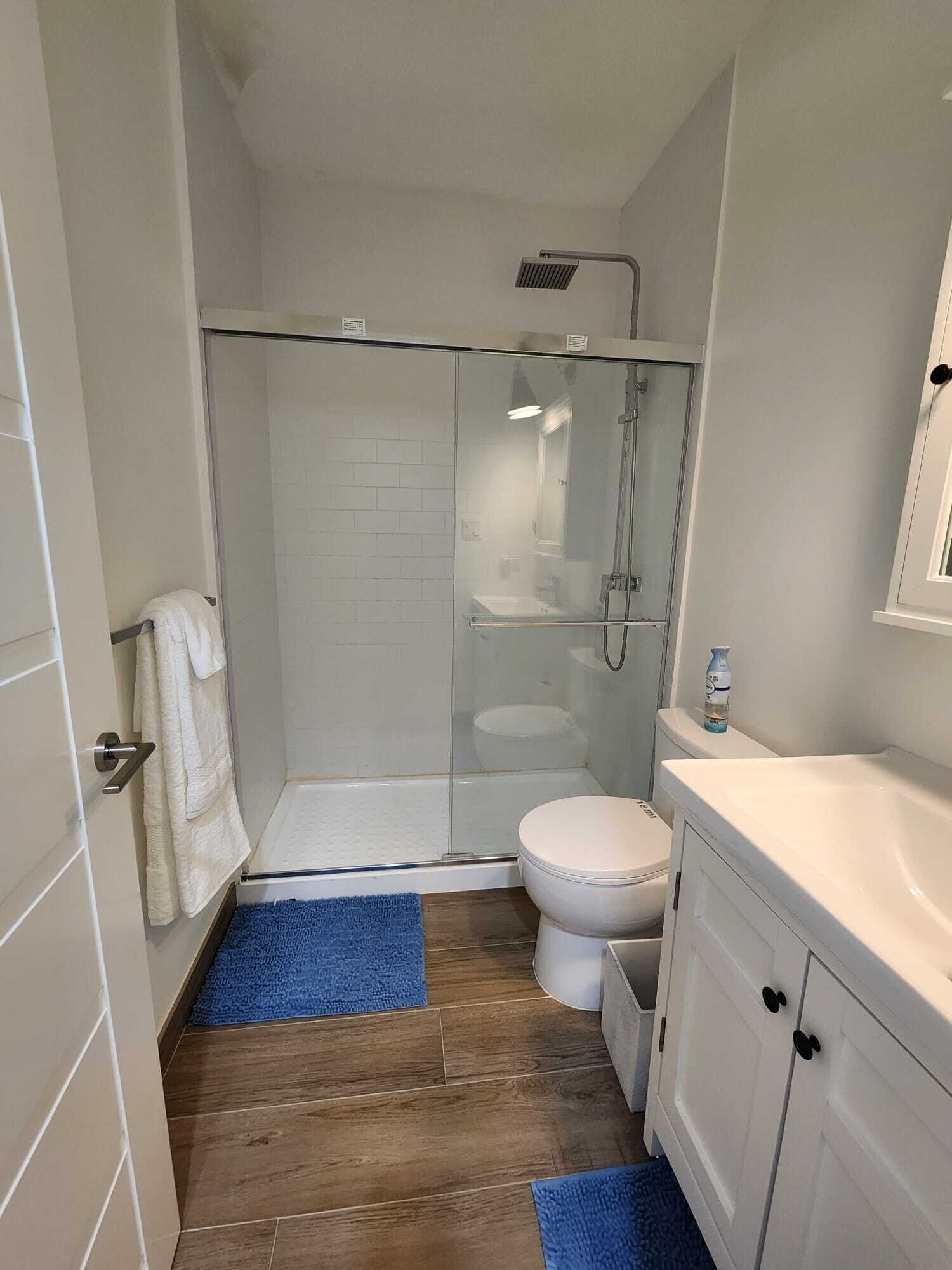 Douche, sèche-cheveux, serviettes fournies, savon