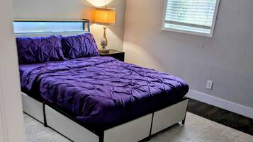 Strykjärn/strykbräda, wi-fi och sängkläder