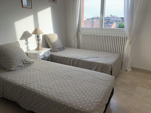 2 bedrooms, iron/ironing board, WiFi, bed sheets