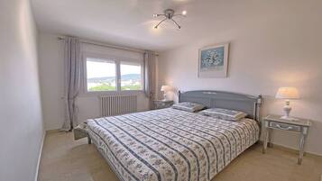 2 bedrooms, iron/ironing board, WiFi, bed sheets