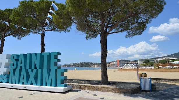 A beachside sign with "SAINTE MAXIME" written on it, a stone wall, and a clear blue sky. - Very Nice 3-Room Apartment, 84 m2, Spacious, Saint-Maxime, Beach 300 Meters Away (Sainte-Maxime)