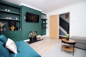 TV, offices - Stylish 3 Bed Home In Bath - Private Parking, WiFi (Bath)