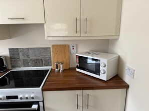 Fridge, microwave, oven, stovetop - Bright 2BDR Home in Blackrock Cork (Cork)