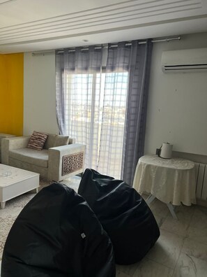 Living area - Peaceful 1-bedroom apartment with AC in charming Sousse (sousse)