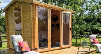 Lottie's Luxurious Lodge- luxury rural 2-bed cottage, peaceful walks & stays UK