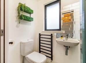 Shower, soap, toilet paper - Lottie's Luxurious Lodge- luxury rural 2-bed cottage, peaceful walks & stays UK (Maidstone)