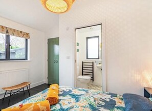 2 bedrooms, iron/ironing board, WiFi, bed sheets - Lottie's Luxurious Lodge- luxury rural 2-bed cottage, peaceful walks & stays UK (Maidstone)