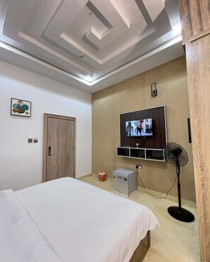 Chambre économique, balcon, vue sur la ville | Coffre-fort pour ordinateur portable, bureau