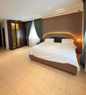 Chambre économique, balcon, vue sur la ville | Coffre-fort pour ordinateur portable, bureau