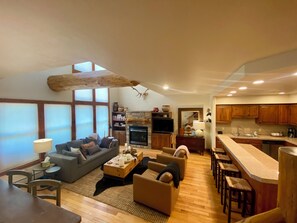 TV, fireplace, books - Bring your family and enjoy a 3-bedroom condo in charming Crested Butte (Crested Butte)