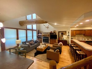 TV, fireplace, books - Bring your family and enjoy a 3-bedroom condo in charming Crested Butte (Crested Butte)