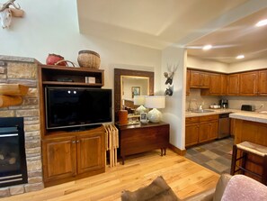 Fridge, microwave, oven, stovetop - Bring your family and enjoy a 3-bedroom condo in charming Crested Butte (Crested Butte)