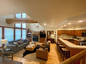 TV, fireplace, books - Bring your family and enjoy a 3-bedroom condo in charming Crested Butte (Crested Butte)