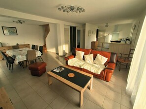 TV - Le Vieux Chêne - Spacious, functional family home. (Bernières-sur-Mer)