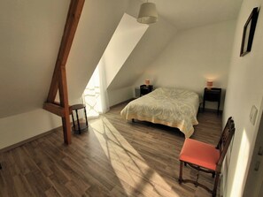 4 habitaciones, tabla de planchar con plancha y cuna de viaje 