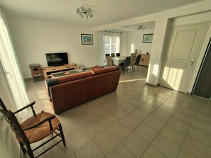 TV - Le Vieux Chêne - Spacious, functional family home. (Bernières-sur-Mer)
