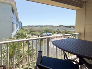 Outdoor dining - Ocean View Good Vibes Villa Coastal 2BR 2BA (Hilton Head Island)
