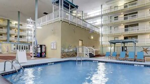 Ein Hallenbad mit Poolbereich, einer Springbrunnenanlage und einer Pepsi-Getränkeautomaten.