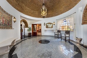 Interior - Villa Sobreiro with spacious living areas and a serene ambiance. (Albufeira)