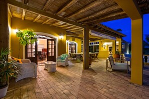 Outdoor dining - Villa Sobreiro with spacious living areas and a serene ambiance. (Albufeira)