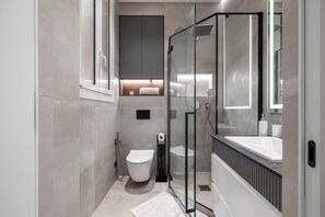 Douche, sèche-cheveux, bidet, serviettes fournies