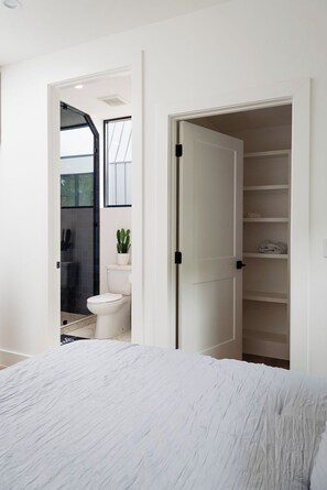 2 bedrooms, iron/ironing board, travel cot, free WiFi - Stylish 2BR Zilker/Barton Springs Home.  Walkable, Modern, True Austin Vibes!! (Austin)